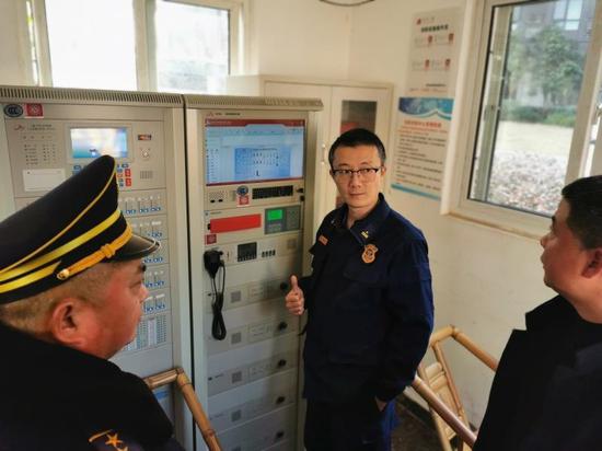 節前消防檢查如何進行 爬四米多高看消防水池有沒有水